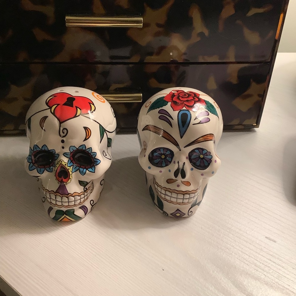 Set of 2 Day of the dead ceramic skulls salt and pepper shakers
